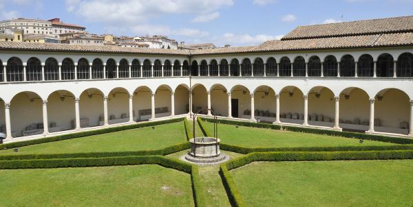 Chiostro con giardino e portici del Museo Archeologico Nazionale dell’Umbria
